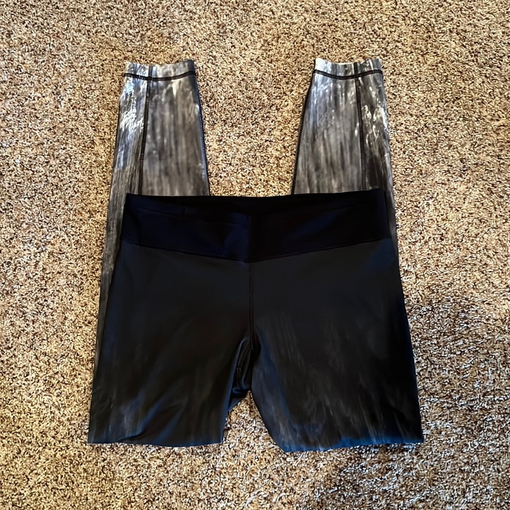 UNDER ARMOUR WOMENS LEGGINGS IN SZ MEDIUM…GENTLY WORN…BLACK FADE COLOR!!!